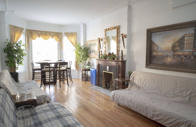 Stone Mansion Sleeps 10-20 Free Parking Near Lake, Red Line and Wrigley