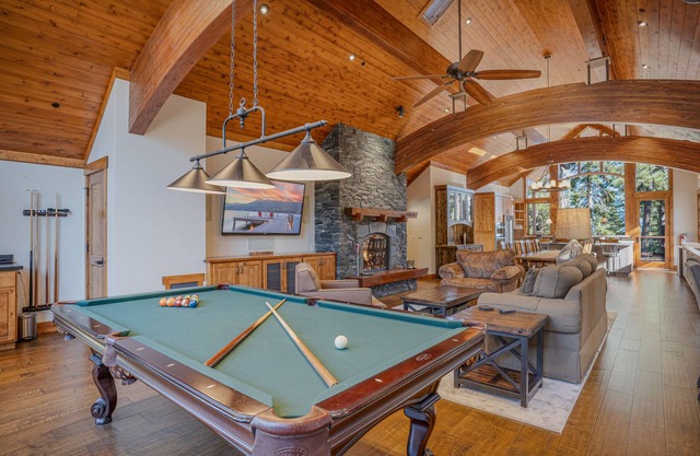 Stone Peak Lodge w/Pool Table, Hot Tub, Firepit and Gorgeous Wood + Stonework