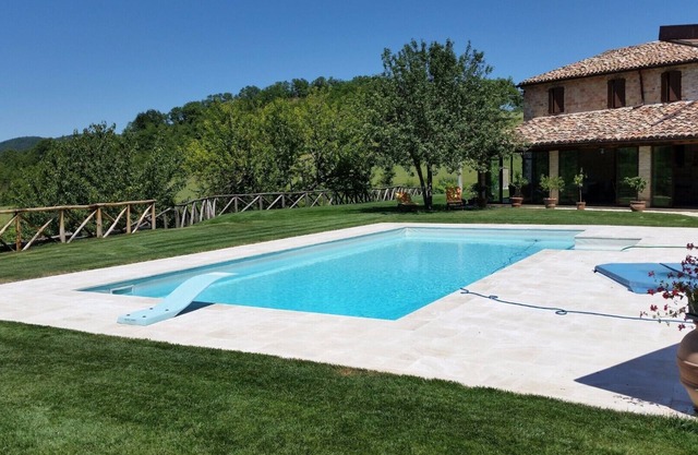 Stone villa, with private pool, immersed in the greenery of Frasassi Park.