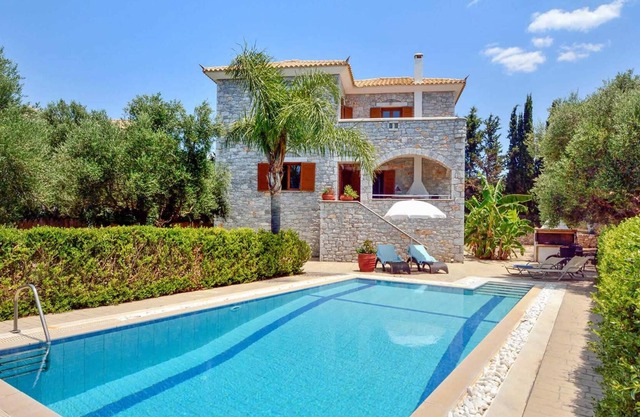 stone villa w/ pool + garden,short walk to village