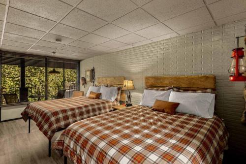 Stonegate Lodge 2 Queen Beds WIFI 50in Roku TV Salt Water Pool Room #105