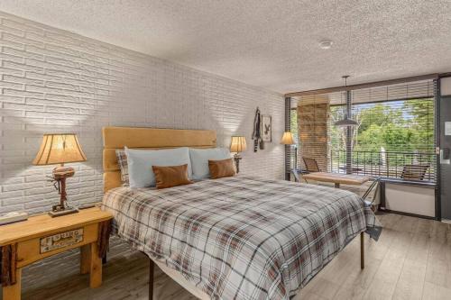 Stonegate Lodge King Bed Fast WiFi 40in TV Salt Water Pool Room #309