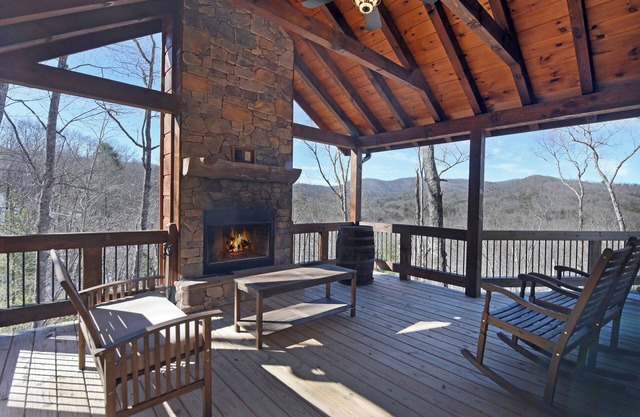 Stoneman Lodge 4br/3.5ba- Hot Tub- Outdoor fireplaces- Wfif- New Cabin