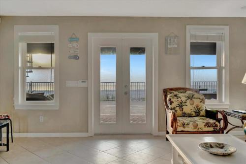 Stones Throw Beachfront Family Suite #3 VIEWS