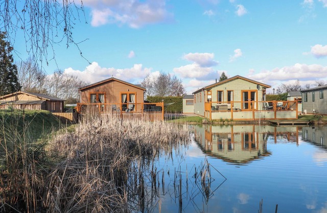 STONES THROW, pet friendly, with a garden in Barkston