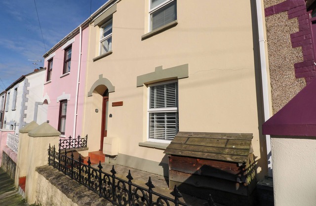 STONES THROW, pet friendly, country holiday cottage in Tenby