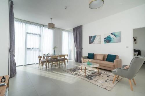 StoneTree - Furnished 2BR with floor-to-ceiling window