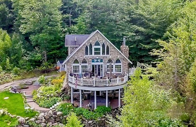 Stonewood Chalet with Breathtaking Views, Victorian decor & Hot Tub.