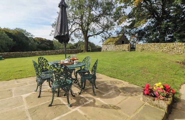 STONEY CLIFFE FARM, family friendly, with hot tub in Leek