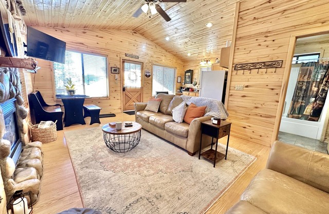 Stoney Creek | Peaceful Cabin, Couples Retreat