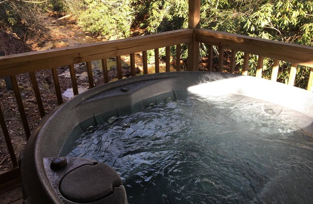 Stoney Fork Paradise on the Creek!-Private HotTub, Fireplace,Romantic,Wi-Fi,Pets