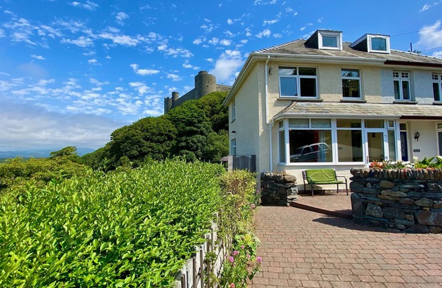 STONEYCROFT, pet friendly, character holiday cottage in Harlech