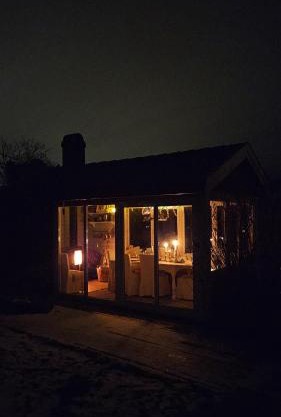 Stor enebolig med flott hage og sommerstue