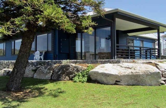 Storm Bay Cottage - lookout over the ocean and Alouarn Island in Flinders Bay - Storm Bay Cottage -lookout over the ocean and Alouarn Island in Flinders Bay