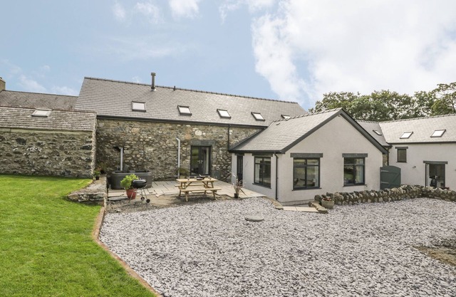 STORWS, family friendly, character holiday cottage in Pentraeth