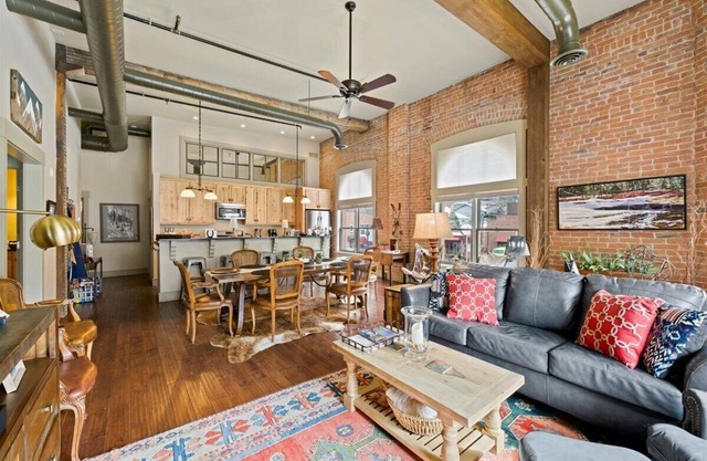 Story Block Loft 2bedroom/2bath Prime Location!