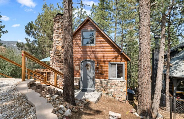 Story Book Cottage w/Spa, Close To Free Trolley