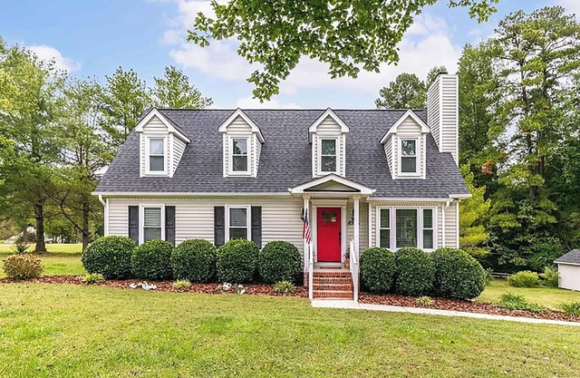 Storybook Cape Cod Cottage - Family & Pet Friendly