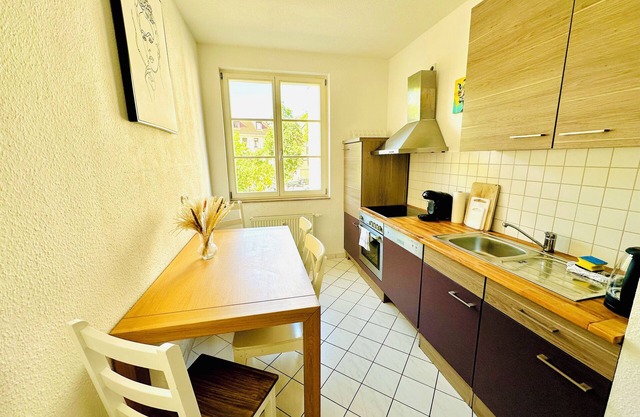 Stötteritz apartment, sleeps 6, close to public transport, 3 room with balcony
