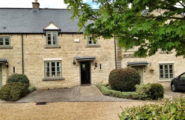 STOW COTTAGE, family friendly, with a garden in Stow-On-The-Wold
