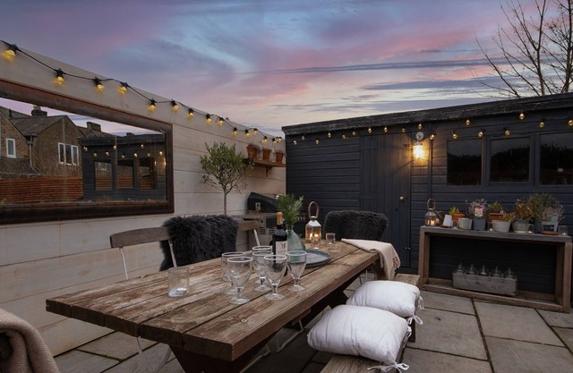 Stow House, Stow-on-the-Wold - sleeps 9 guests in 5 bedrooms