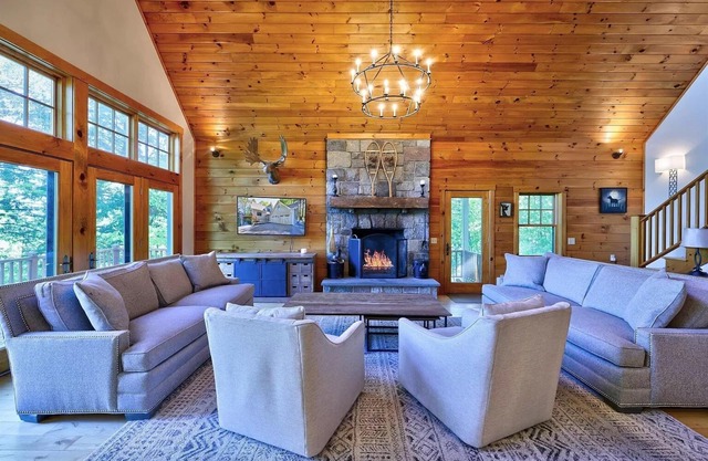 STOWE DREAM HOME WITH HOT TUB, FIRE PIT AND GAME ROOM