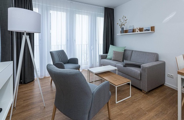 Strandnahes Ferienapartment mit Balkon, Parkplatz, Schwimmbad- & Saunanutzung