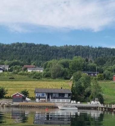 Strandhytte ved fjorden