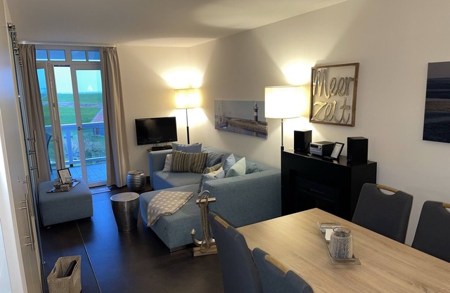 Strandnahe Ferienwohnung mit Sauna, Strandkorb und Balkon mit Land- & Meerblick