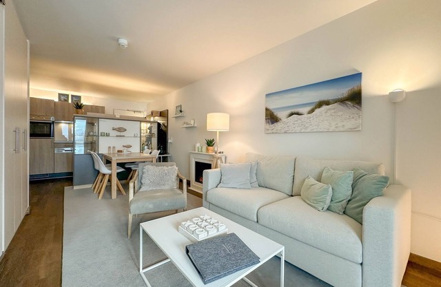 Strandnahe Ferienwohnung mit Sauna, Sonnigem Balkon und Wunderschönem Landblick