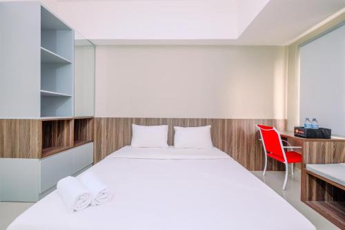 Strategic and Nice Studio at Gateway Park LRT City Jatibening Apartment By Travelio