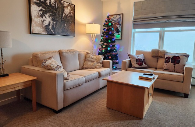 Stratton Long Trail 5 Star Condo only Steps to the Lifts & Village