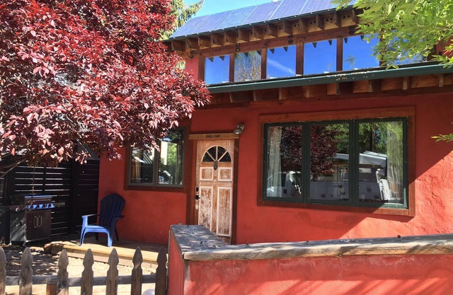 Strawbale Basecamp-Salt Hot Tub, AC, Heated Floors, Fireplace, 100+ wifi, 30nts
