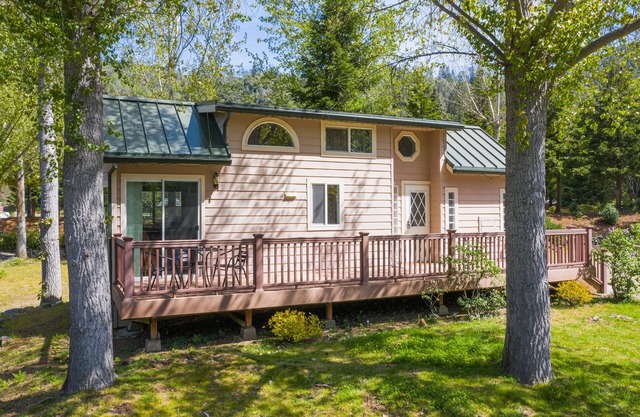 Strawhouse Resorts on the Beautiful Trinity River