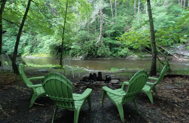 Streamside Cabin Retreat Near Bushkill Falls