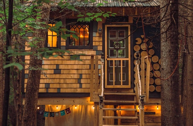 Streamside treehouse in the Vermont forest with access to sauna