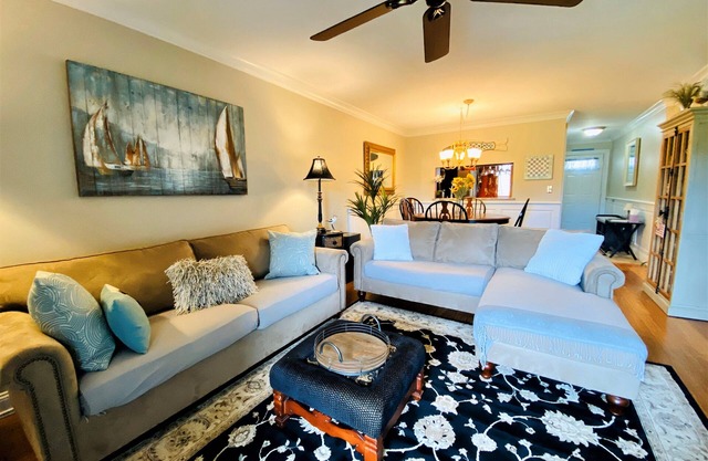 Street Level Chilton Village Apartment, Renovated Kitchen & Bathrooms, 2 A/Cs (6 Pool Passes).