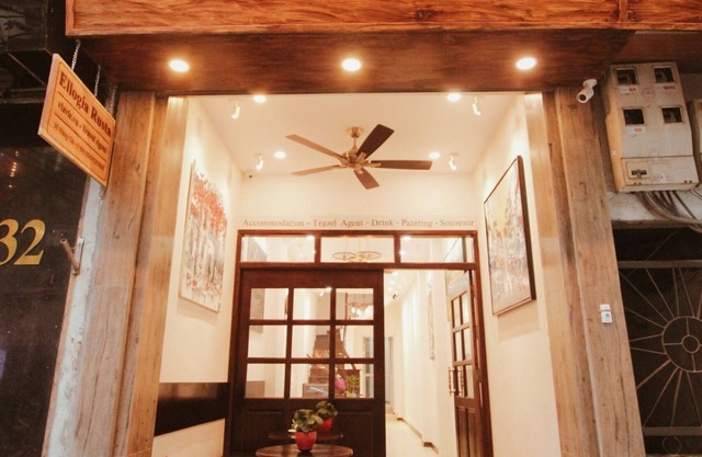 Street-view balcony room, centre Hanoi old quarter, 24/7 staff, tour discounts