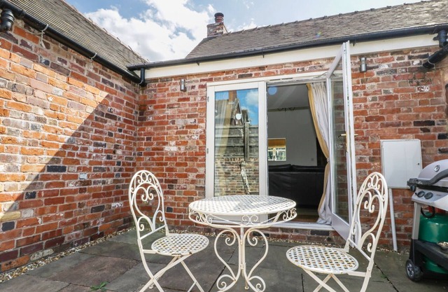 STRINE VIEW COTTAGE, pet friendly, with open fire in Crudgington