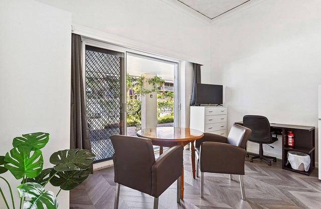 Stroll to Fremantle's Core: Studio Apartment