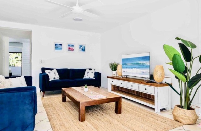 Stroll to Noosa Main Beach and Hastings St. Dog friendly.