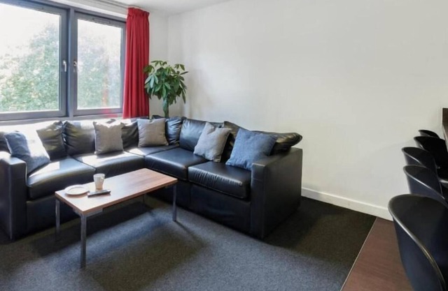 Student Only - Pleasant room near Coventry transport museum