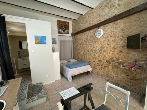 Studio à Le Boulou centre ville- pour 2 - petit prix- Juillet-aout réservation d'1 semaine minimum-check in 17-19h