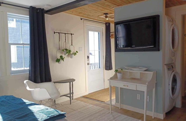 Studio 109 With kitchen and laundry