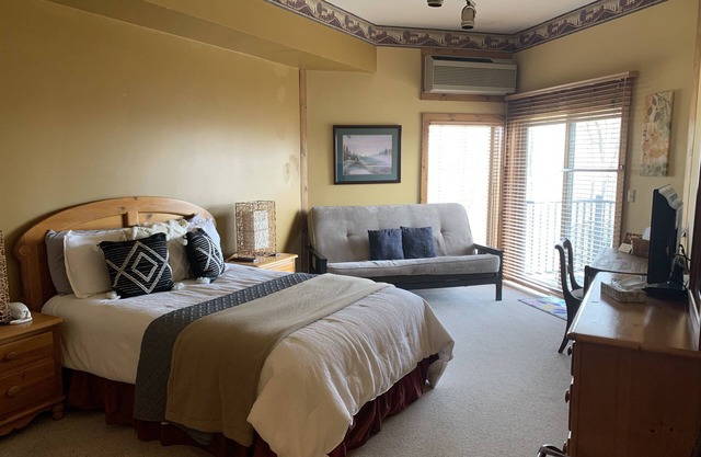 Studio 1105 at Longhollow Point Inn