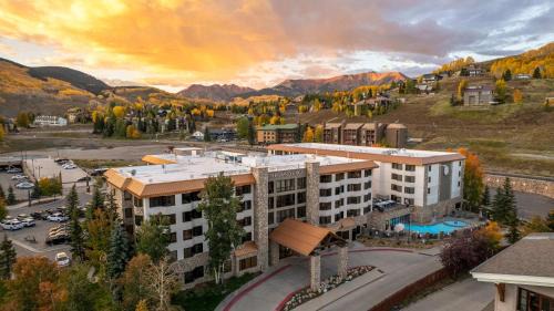 Studio 153 at Perfect Location w Pool & Hot Tub