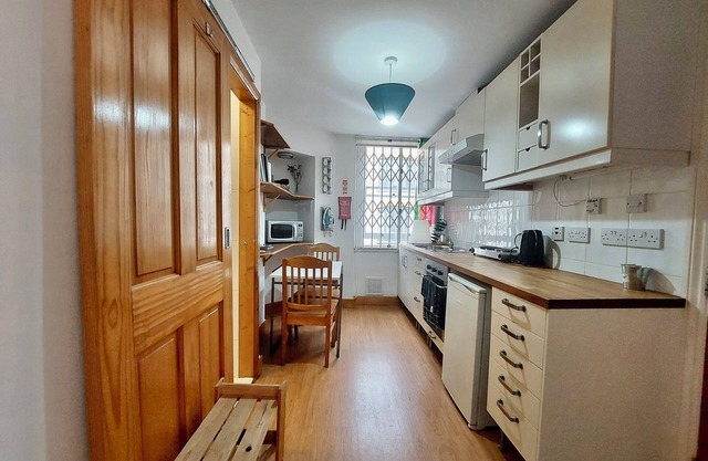 Studio 20/5, 1 bed plus sofa, private shower & kitchen, 3rd floor
