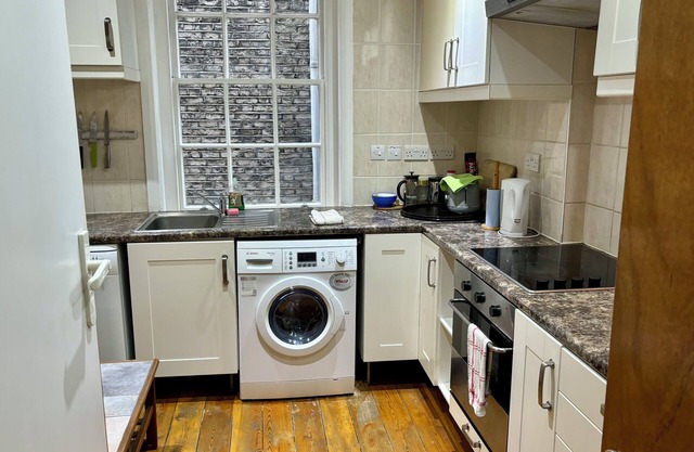 Studio 21/4, 1 bed plus sofa, private shower & kitchen, 1st floor