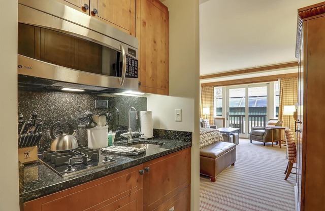 Studio 373: fireplace, a/c, & Spruce Peak amenities!