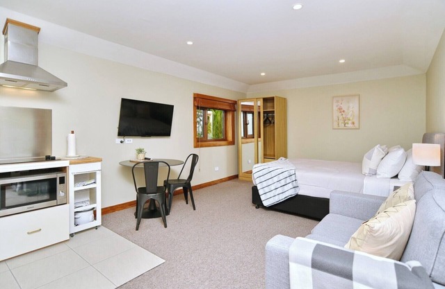 Studio 85 – Chic Retreat with EV Charger